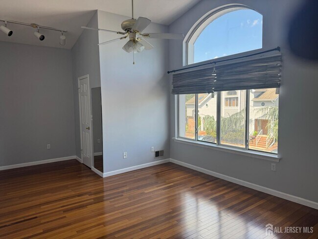 Building Photo - 16 Dawn Ct