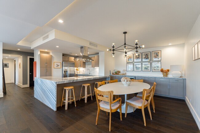 Building Photo - 2701 Westheimer Rd