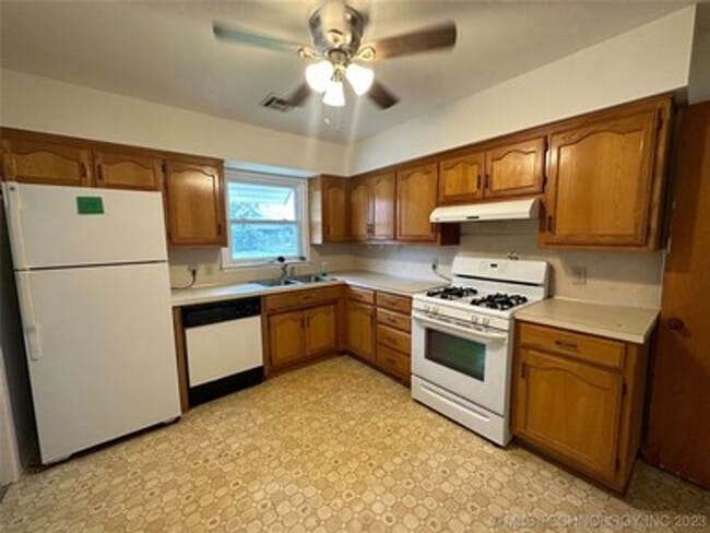 Building Photo - Quaint and Refreshed Bungalow in Joe Louis Addition