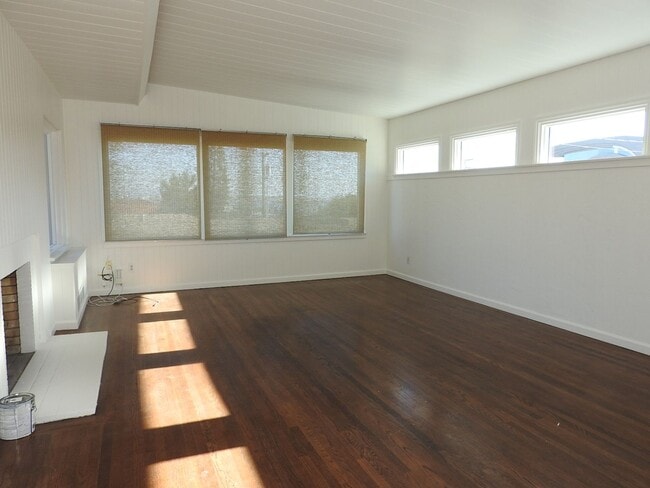 Building Photo - WOW views from this classic 3 bed 2 bath home