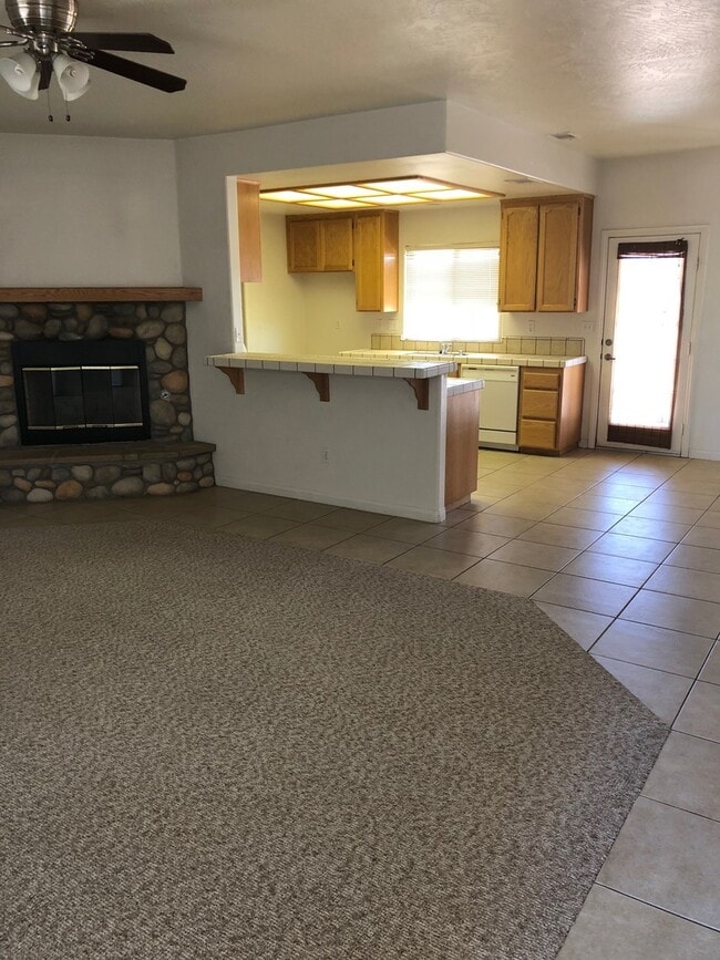 Building Photo - Adorable 3 bedroom Hesperia home!