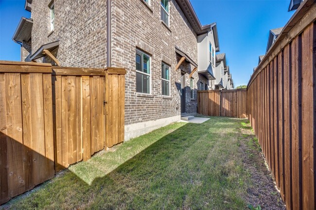 Building Photo - 2402 Ash Ln