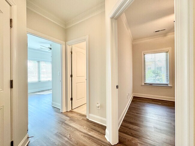 Building Photo - Updated 3 Bedroom High Point Condo with Large Bonus Room!