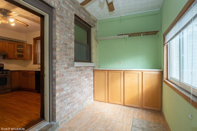Building Photo - 1723 W Balmoral Ave