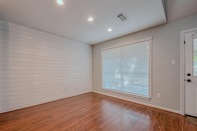 Building Photo - 7135 Woodland Oaks