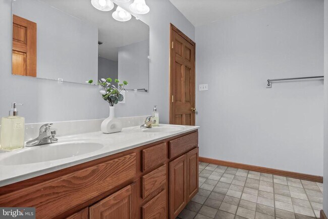 Building Photo - 405 Holly Glen Dr