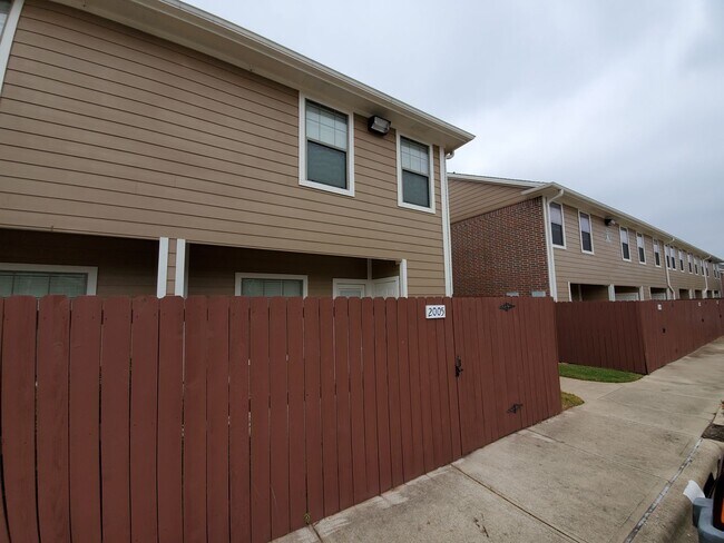 Building Photo - College Station - 2 Bed / 2.5 Bath / 2 sto...
