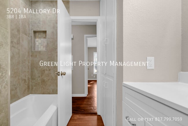 Building Photo - 5204 Mallory Dr