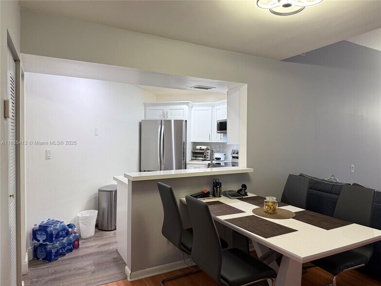 Building Photo - 9725 Fontainebleau Blvd