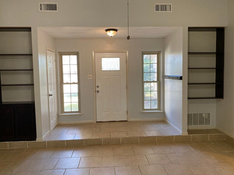 Building Photo - 1803 Falcon Dr