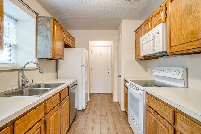 Building Photo - Charming, updating 3 bedroom home in east Fort Worth