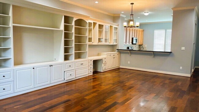 Building Photo - GORGEOUS Townhome in Inner Loop Gated Community **Ask about our NO CASH DEPOSIT option through OB...
