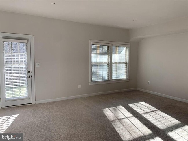 Building Photo - Gorgeous 4bd 3.5bth townhouse in Parkside.