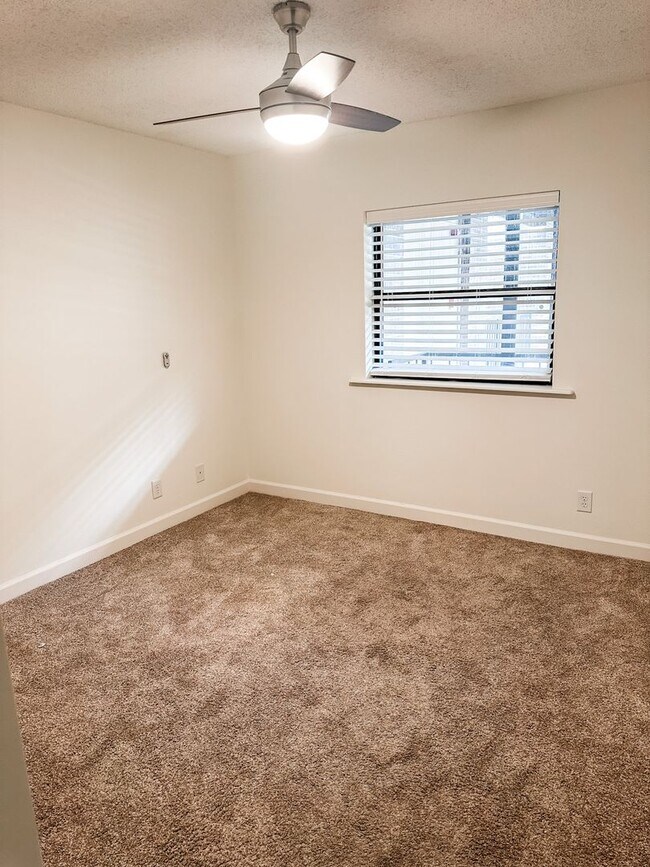 Building Photo - Spacious Renovated 3-Bedroom Condo Near UT Campus