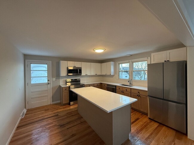 Building Photo - Recently updated 3 Bed 1 Bath Single Family House available February 1st!