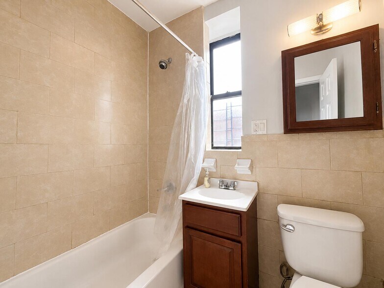 Building Photo - 571 W 159th St