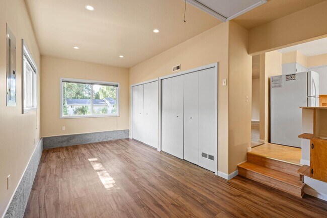 Building Photo - Charming, retro 2-bdrm/2-bath ranch in tranquil setting w/ large family room