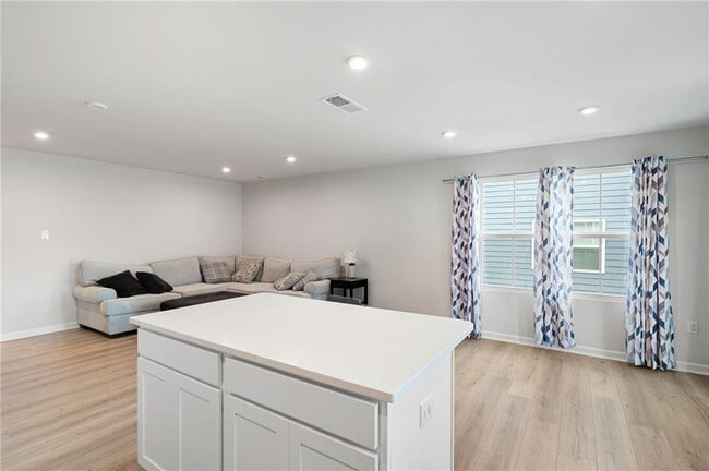 Building Photo - 121 Chastain Dr