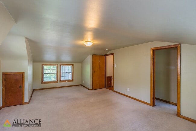 Building Photo - Spacious home close to KSU Campus!