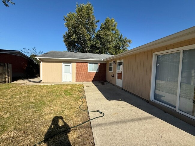 Building Photo - 1325 Longfellow Dr