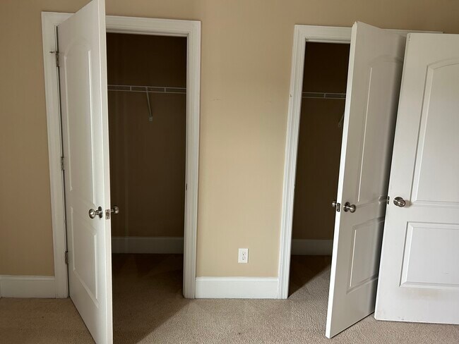 Master Double closet - 400 Armour St