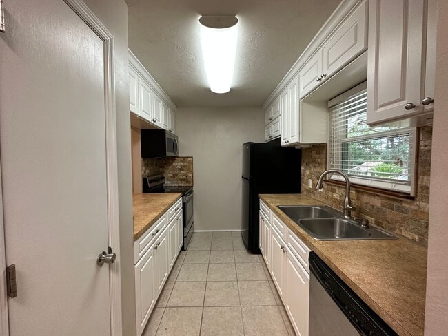 Building Photo - Beautifully maintained 2/1 in Brewster Est...