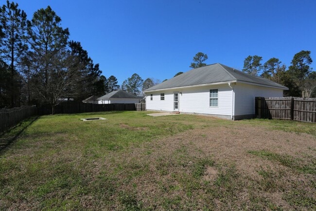 Building Photo - 3 Bedroom House close to Town!