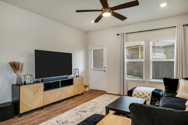 Building Photo - APPLEWOOD UNIT 1