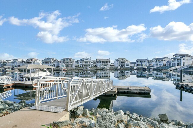 Building Photo - Waterfront Beauty