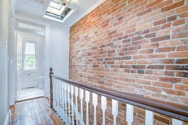 Building Photo - 633 C St NE