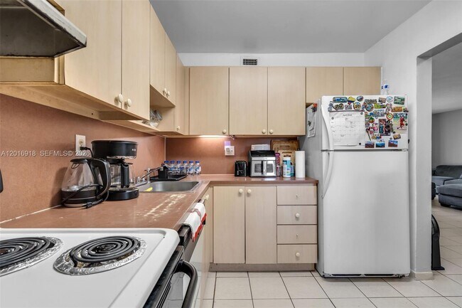 Building Photo - 7400 Miami Lakes Dr