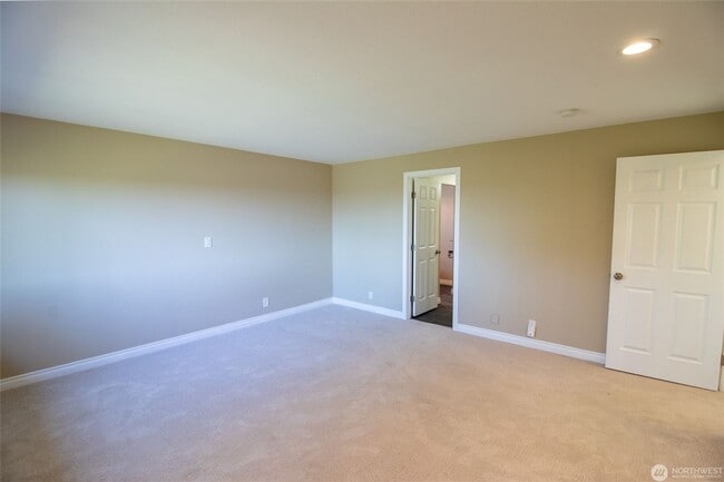 Building Photo - 4Bd/3.5Ba Bellevue Home