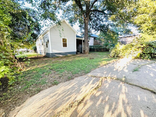 Building Photo - 513 E Barger St