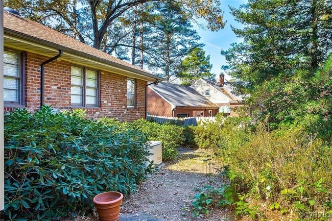 Building Photo - 509 Waveny Rd