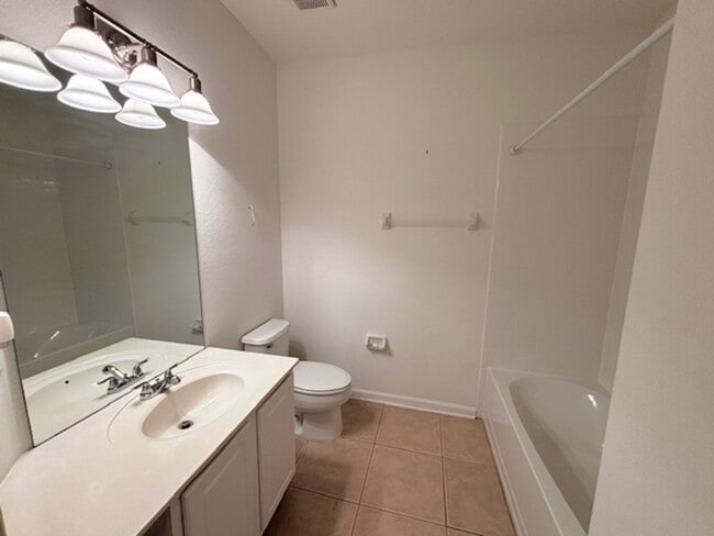 Building Photo - Spacious 2 Bed 2 Bath with Office/ Den