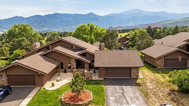 Building Photo - Fully Furnished Executive Townhome in Kiss...