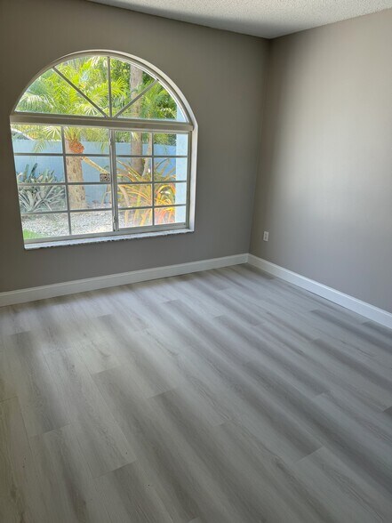 Building Photo - 2713 NE 28th Ct