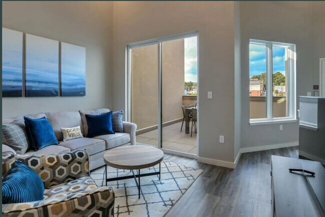 Building Photo - Stunning Furnished Townhouse in the South ...