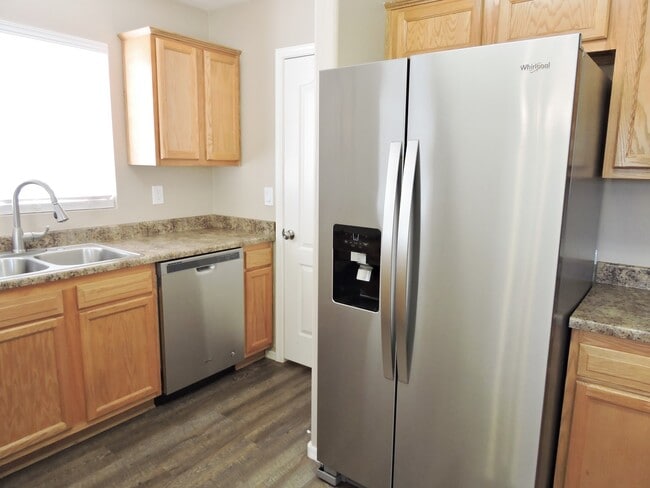 Building Photo - 4 BEDROOM 2 1/2 BATHROOM WITH OFFICE AND LOFT