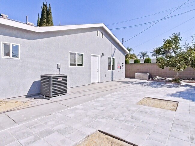 Building Photo - NEW CONSTRUCTION: Modern ADU with Private ...