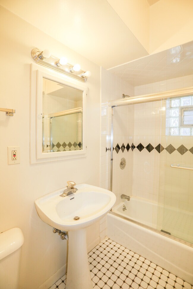 Building Photo - 2315 W School St