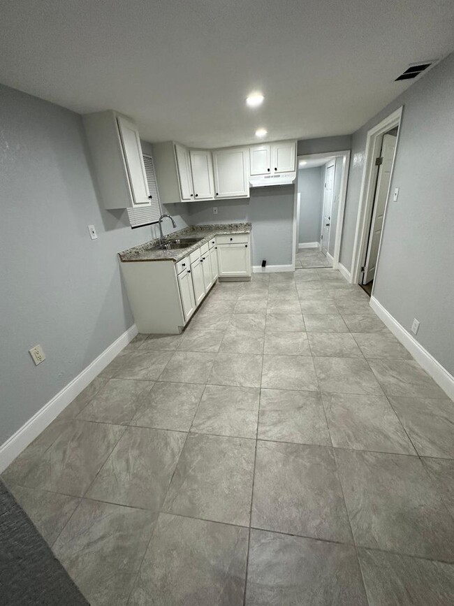 Building Photo - Fully Renovated 3/1 Single Family House Av...