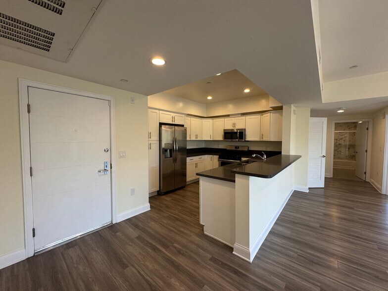 Building Photo - 14934 Burbank Blvd