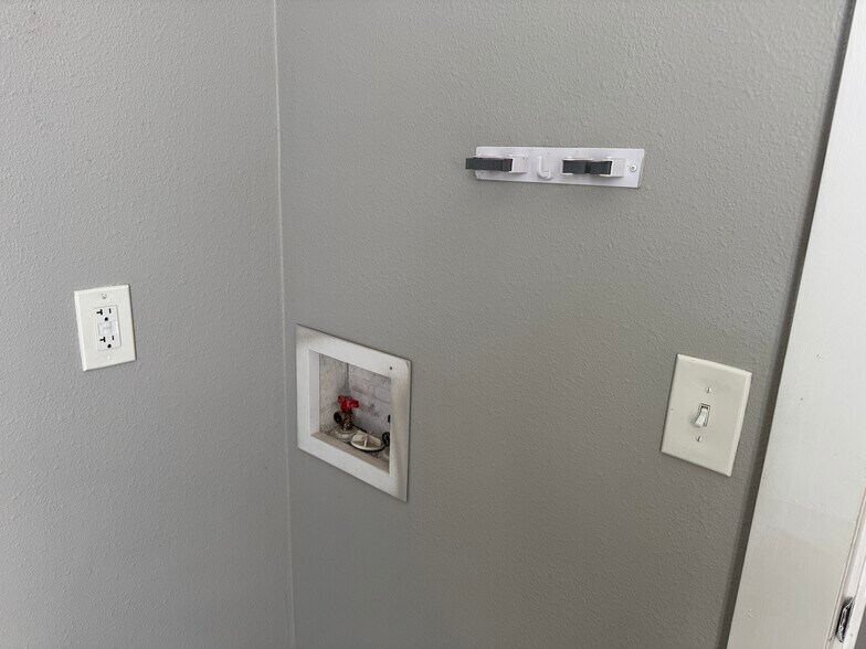 Building Photo - 1208 W 5th St