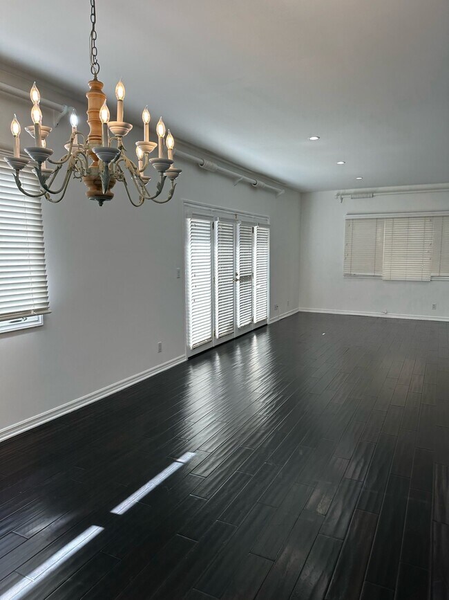 Building Photo - 435 Arnaz Dr