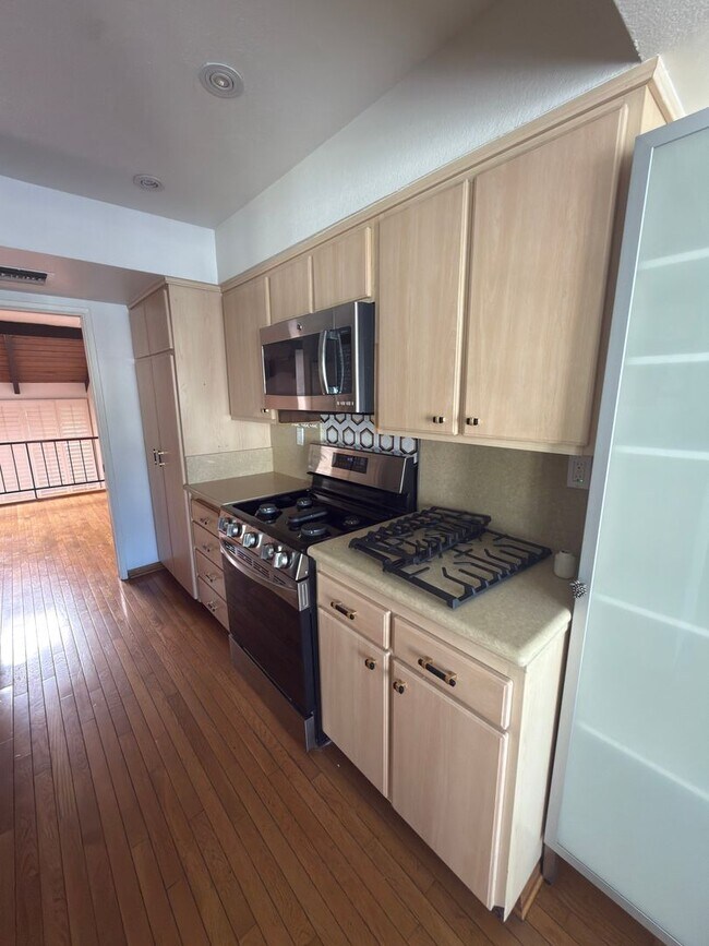 Building Photo - DESIRABLE TWO BEDROOM TWO BATH HOME IN STUDIO CITY