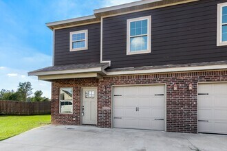Building Photo - Townhome in cul de sac