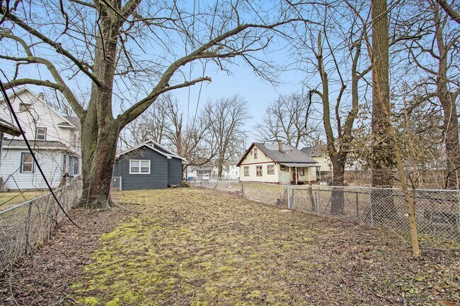 Building Photo - 702 Fenimore Ave
