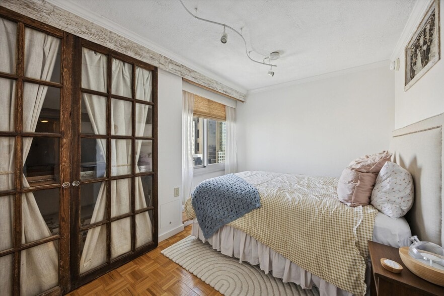 Building Photo - 604 S Washington Sq