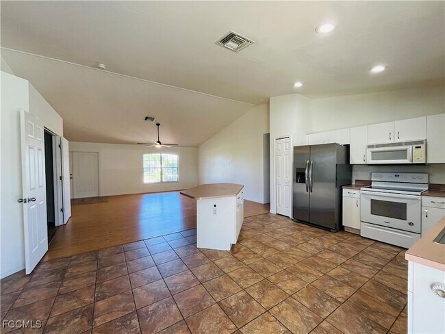 Building Photo - 3325 SW 15th Ave